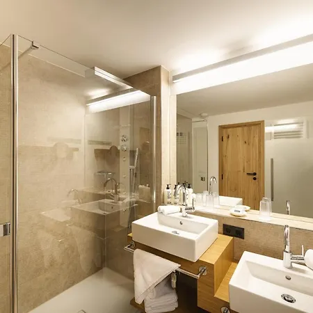 Almhof Family Und Wellness Otel 4*