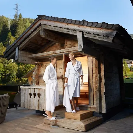 מלון Almhof Family Und Wellness 4*